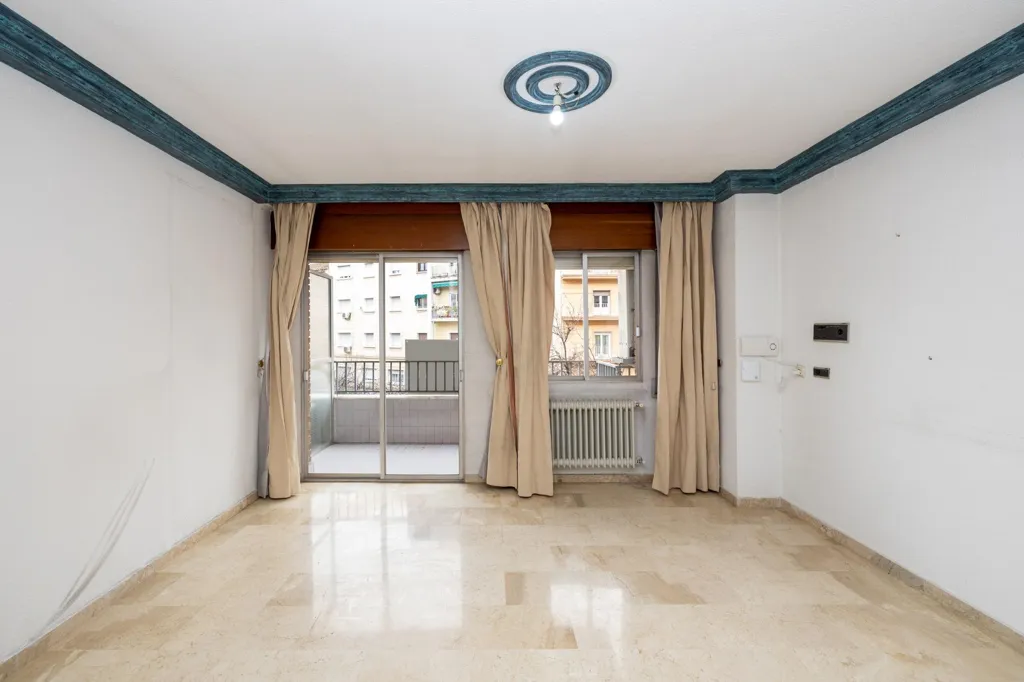 Pièces - Apartment for Renovation in Granada Centre