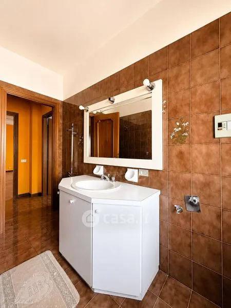 Salles de bain - Three-Bedroom Flat with Balcony in Tortona