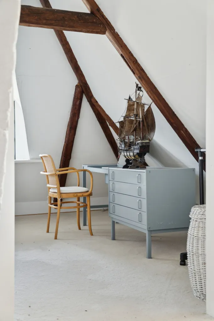 Bureau - Historic Timber-Frame House with Water View in Nyborg