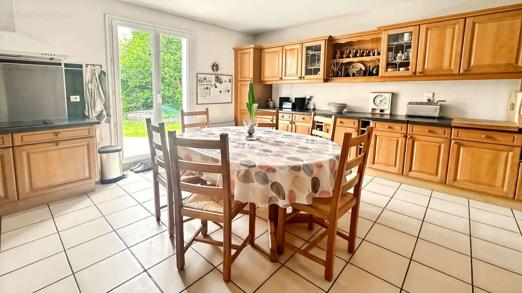 Cuisine - Maison de 7 Pièces avec Jardin à Courdimanche