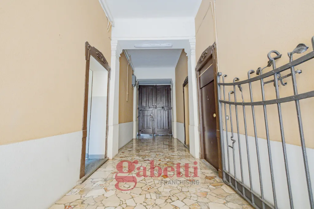 Ingresso - Appartamento con terrazzino in stabile d'epoca a Milano
