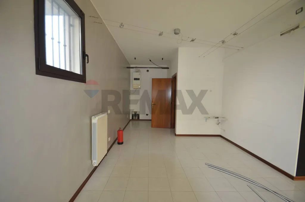 Esik - Shop/Office in Strategic Location, Saccolongo