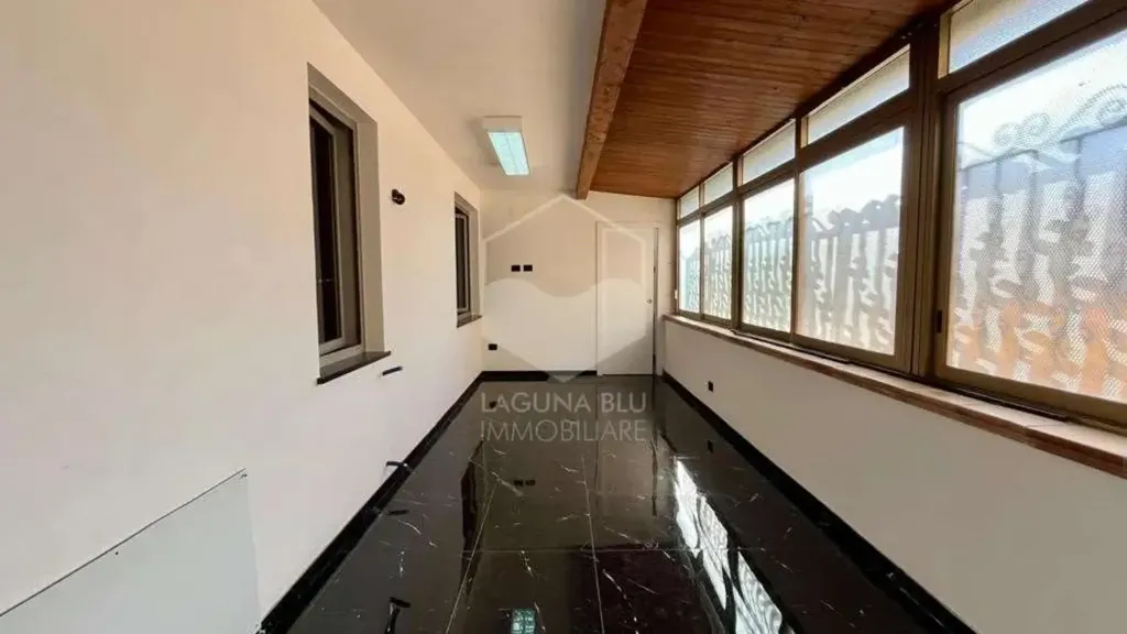 Esik - Modernised Apartment with Balcony in Marsala