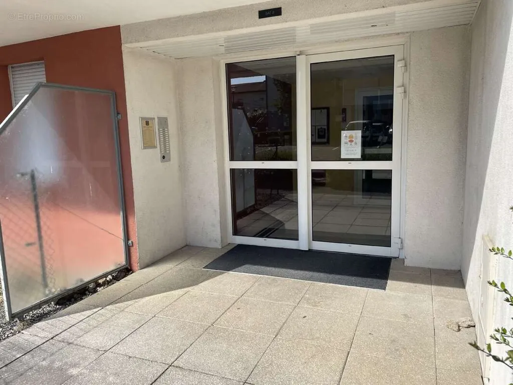 Entrée - Appartement avec Terrasse dans Résidence Calme à Cusset