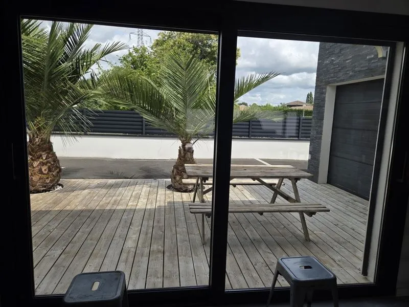 Terrass - Architectural House with Garden in Quiet Area