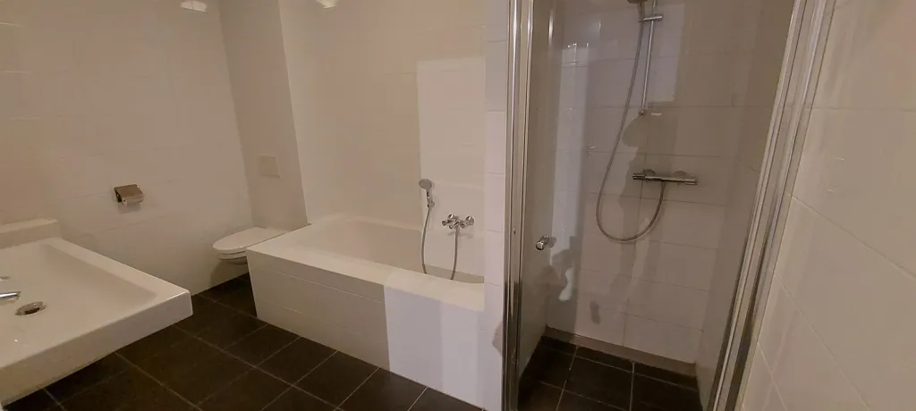 Salles de bain - Modern Apartment with Balcony near Breda Centraal