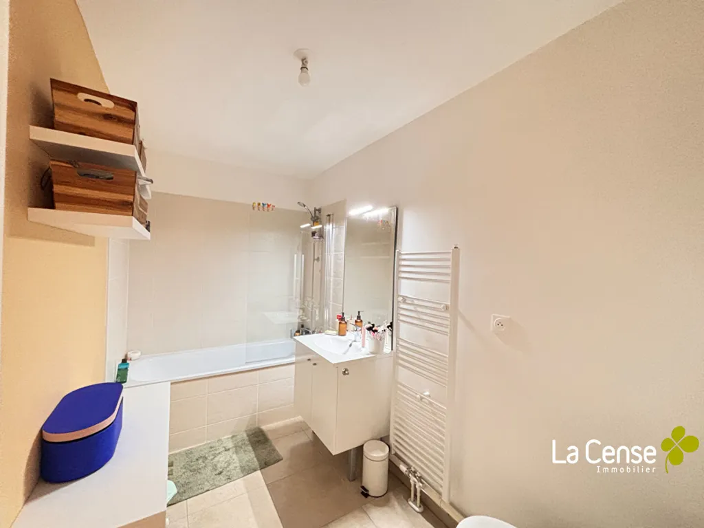 Bathrooms - 2-Bedroom Apartment with Balcony in Lannoy
