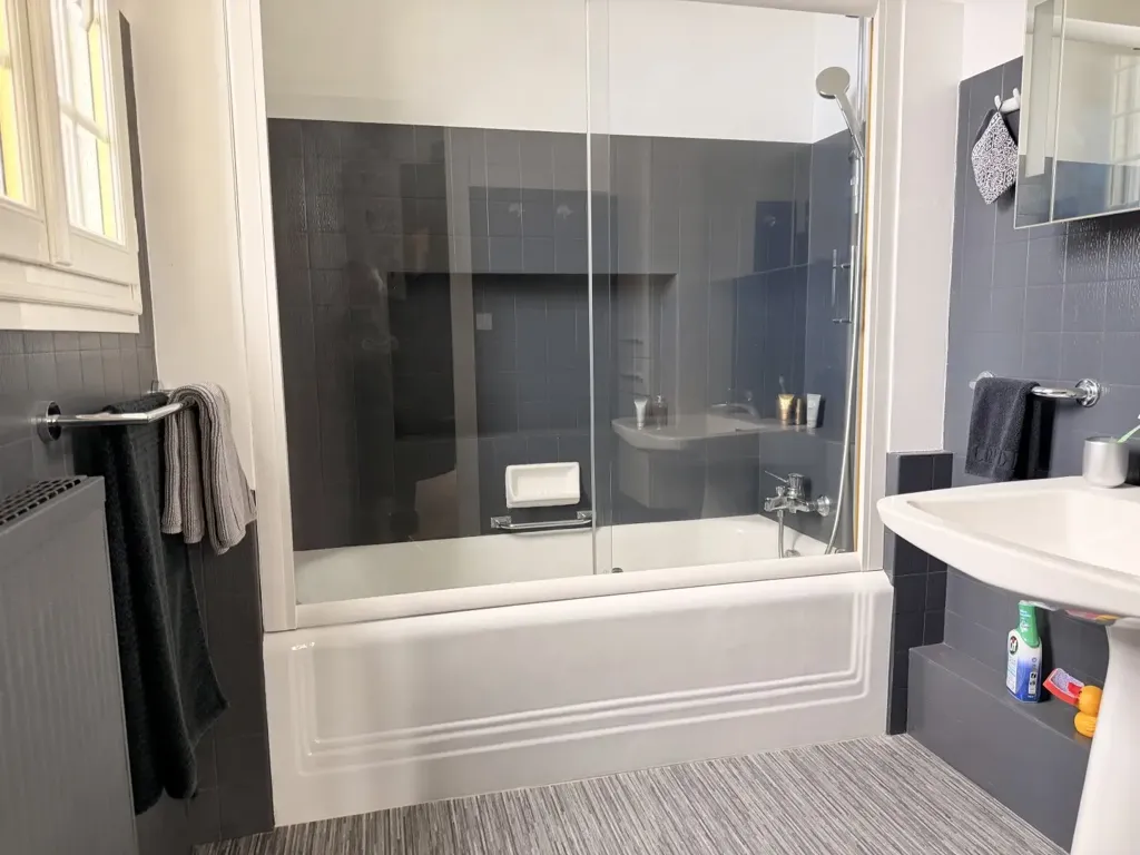 Salles de bain - Propriété avec Spa de Nage et Parc à l'Ouest de Tours