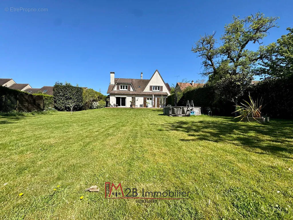 Giardino - Charming House with Garden in Residential Area