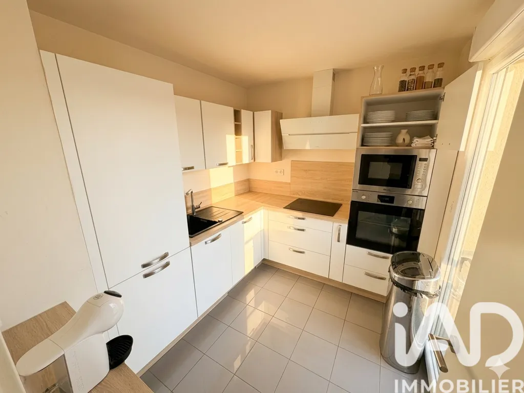 Cuisine - Duplex Récemment Construit avec Balcon à Louvres