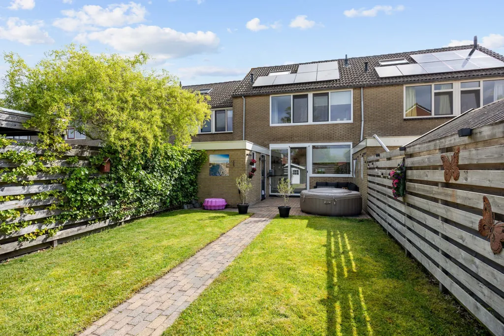 Aed - Modernised Semi-Detached House with Garden in Marum