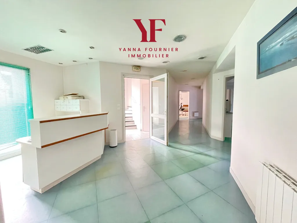 Entrée - Immeuble Rénové avec Local Professionnel et Appartement à Plougastel-Daoulas