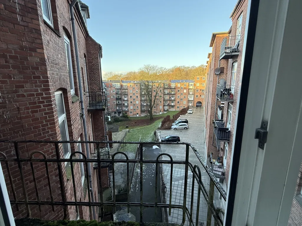Rõdu - 5-Room Apartment with Stucco and Balconies in Central Location
