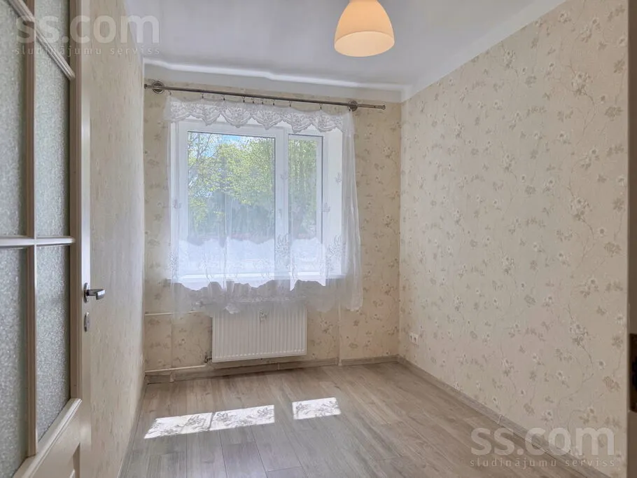 Esik - Renovated Flat with Library in Saldus Centre