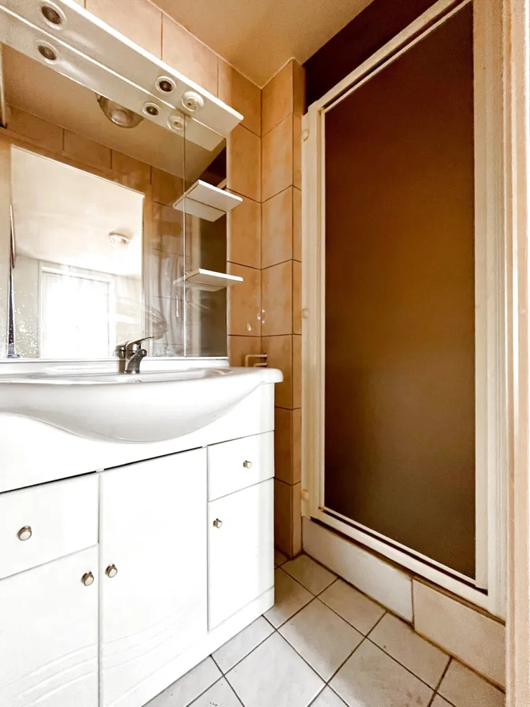 Salles de bain - Appartement Mansardé avec Vue Panoramique à Avallon