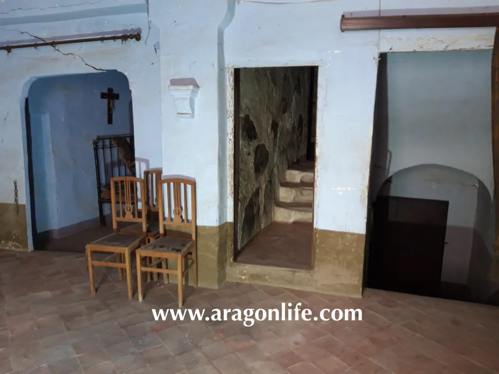 Esik - Historic House in Maella with River View