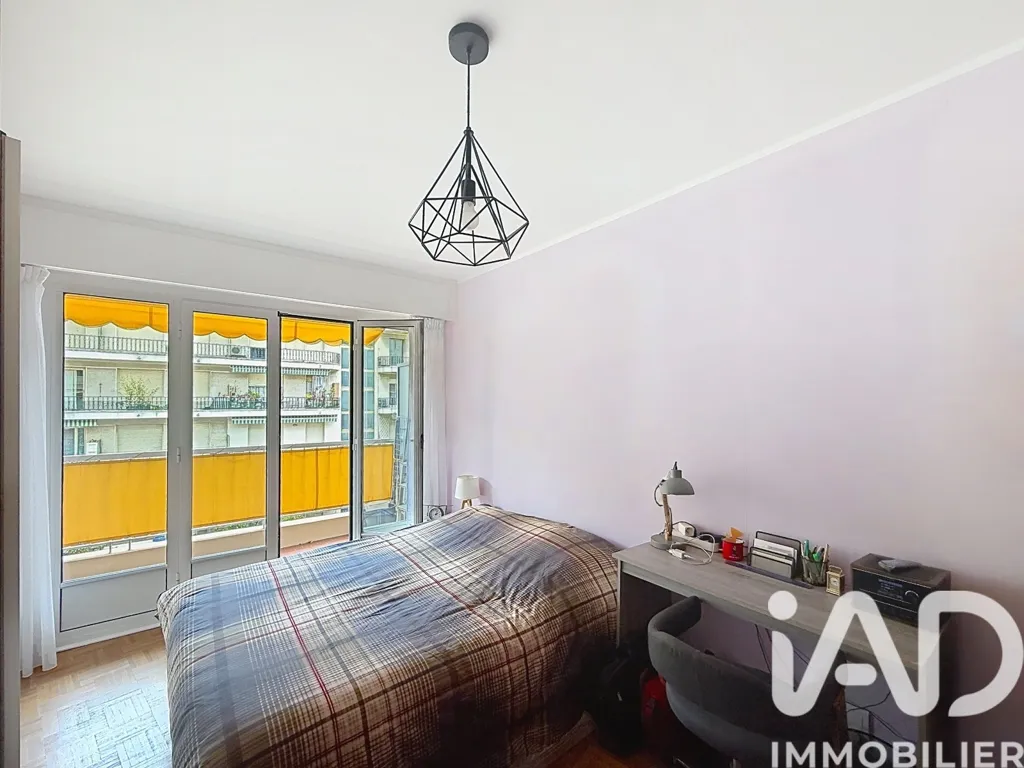 Magamistoad - City Centre Apartment with Balcony in Menton