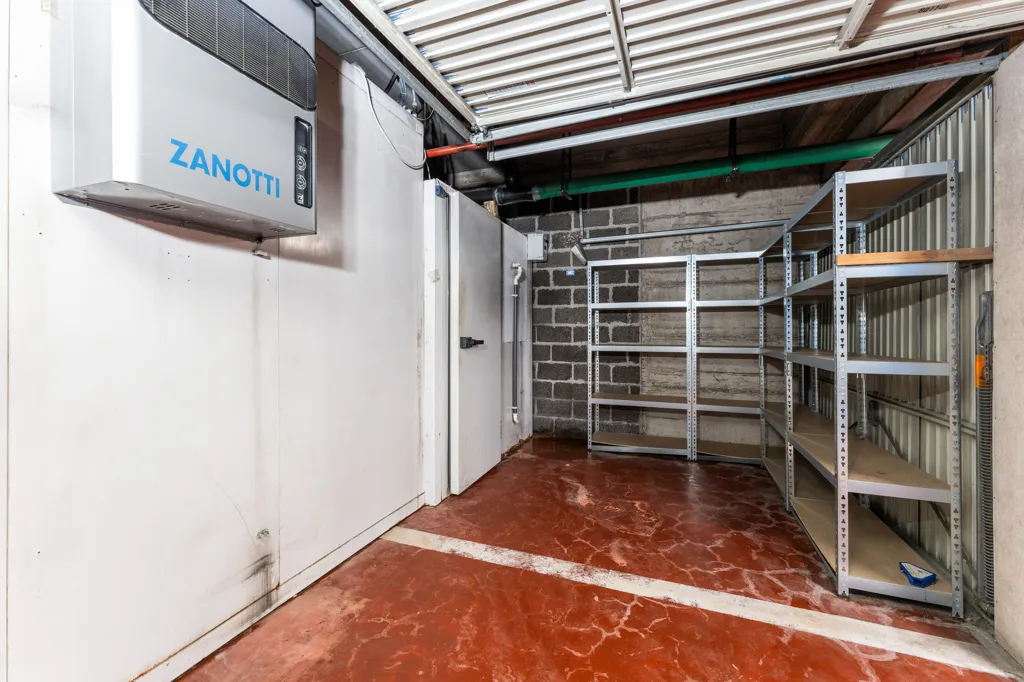 Pesuköök - Commercial Ground Floor in De Panne