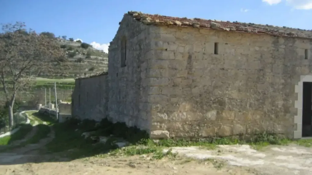 Välivaade - Traditional Rustico with Extensive Land in Ragusa