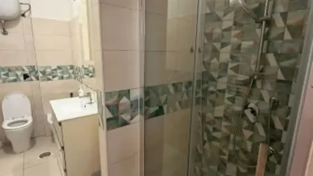 Salles de bain - Rear-Facing Apartment in Frosinone Centre