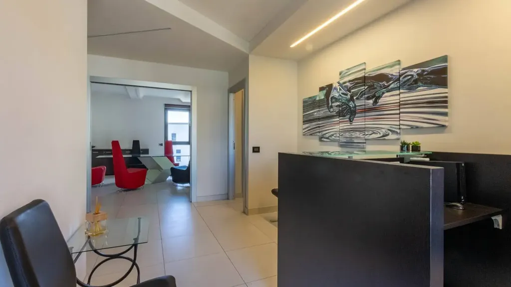 Esik - Apartment with Long Balcony in Siena