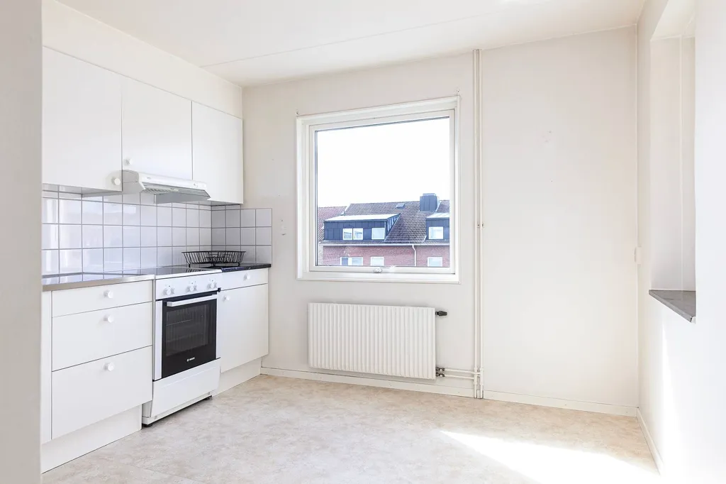 Cuisine - Renovated Flat with Balcony in Central Area