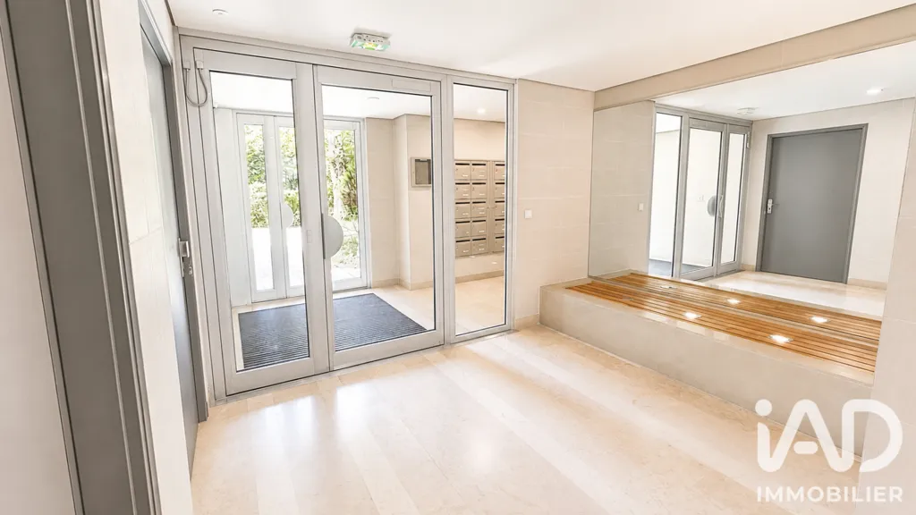 Esik - 3-Piece Apartment with Balcony in Courbevoie