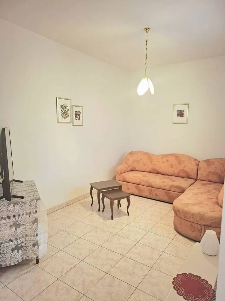 Elutuba - Spacious 4-Bedroom Apartment with Terrace in Pula