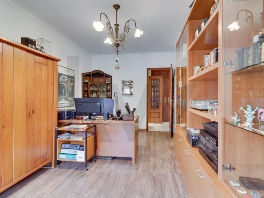 Kabinet - Luxury Apartment with Multiple Balconies in Alverca