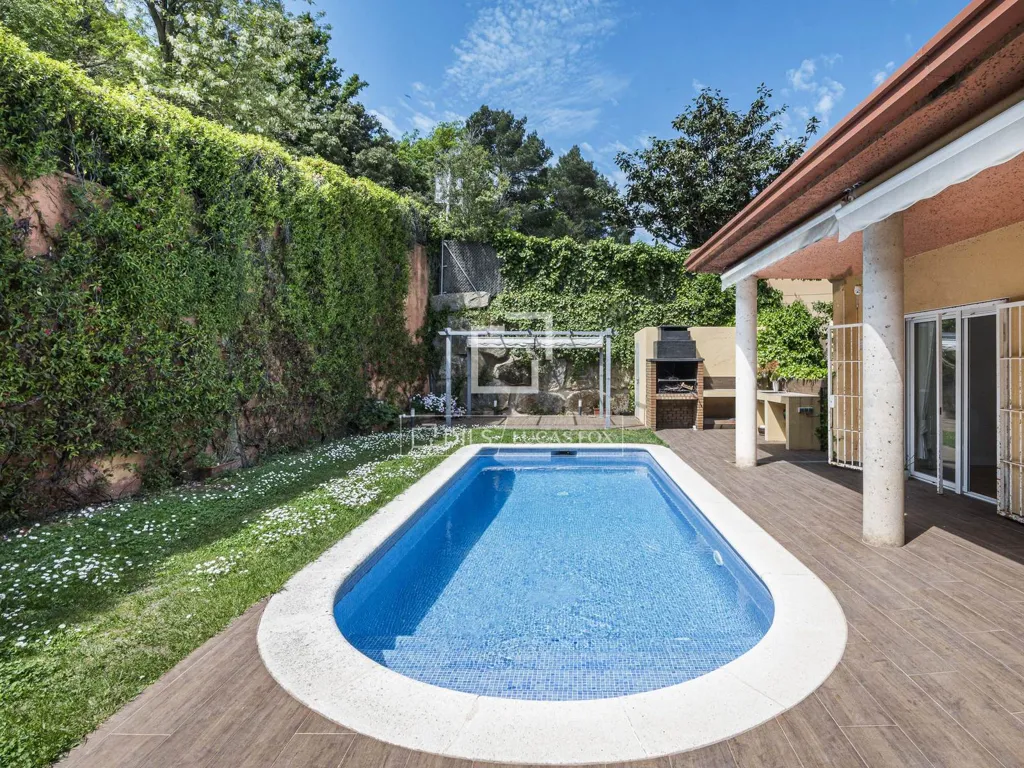 Piscine - Luxury Villa with Pool in Sant Cugat