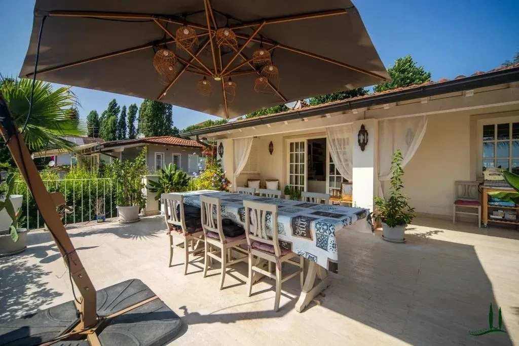 Terrace - Luxury Villa with Pool in Pietrasanta