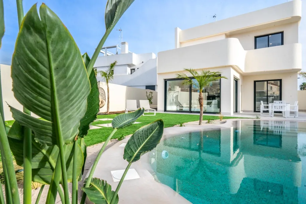 Piscina - Architectural Villa with Private Pool in Roldán