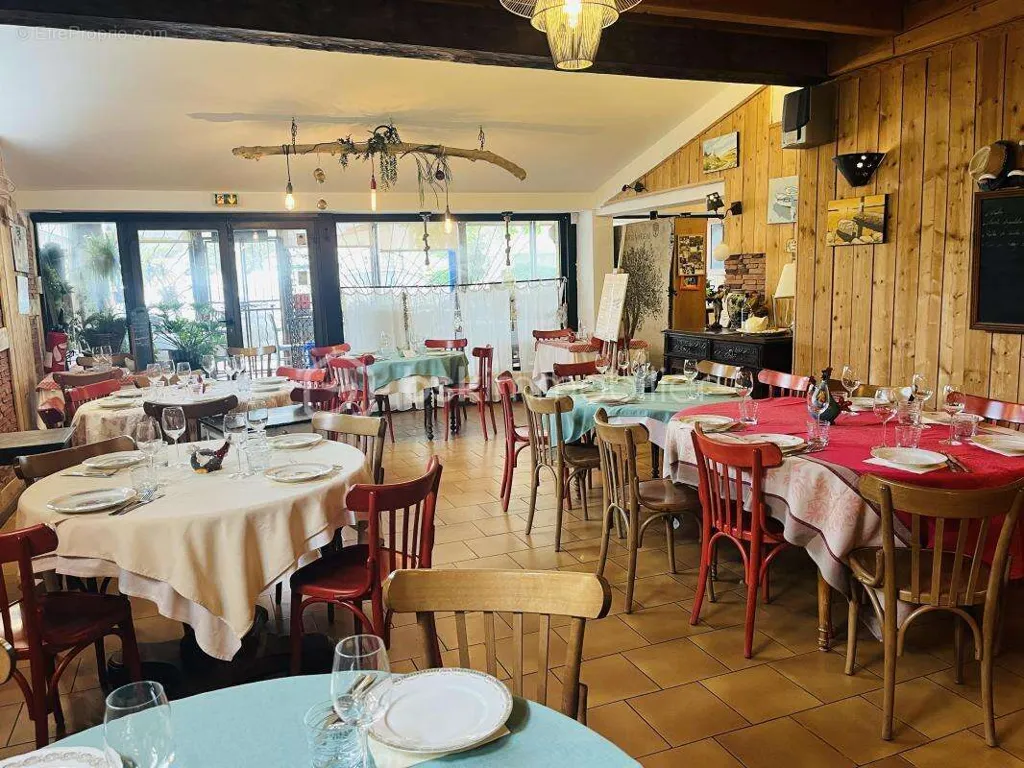 Salle à manger - Restaurant avec Terrasse à Hyères, Proche de la Mer