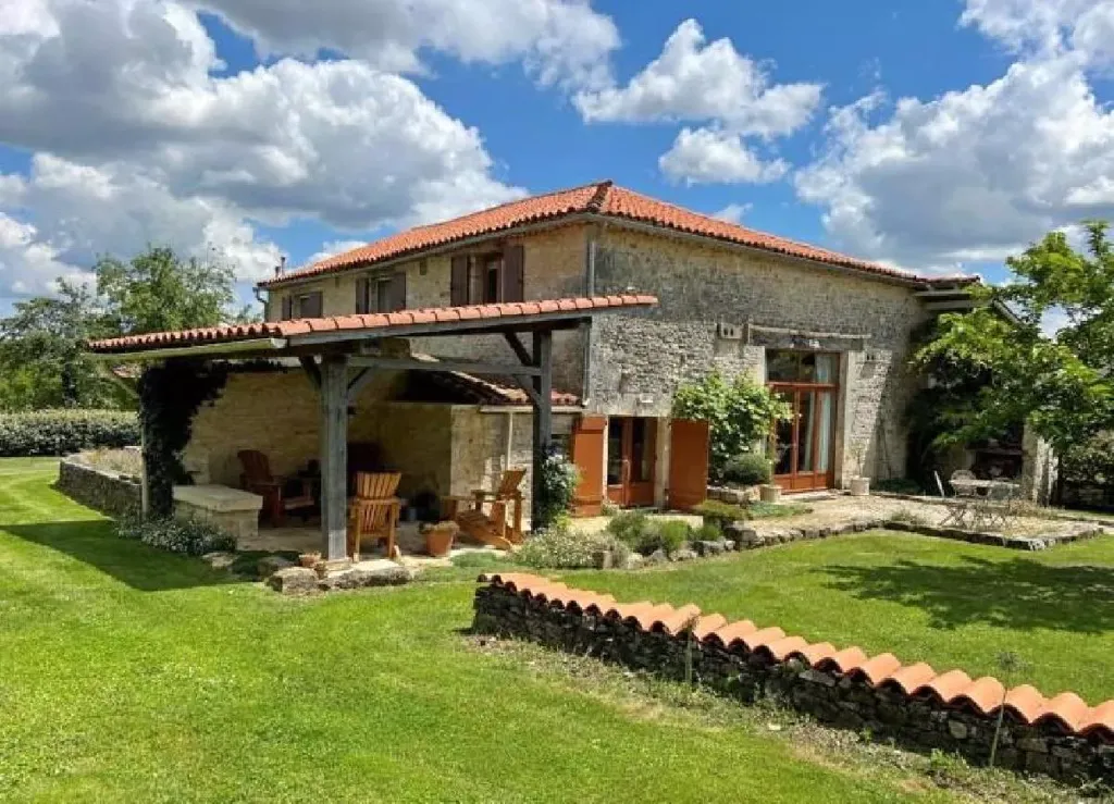 Välivaade - Spacious House with Large Garden in Cellefrouin