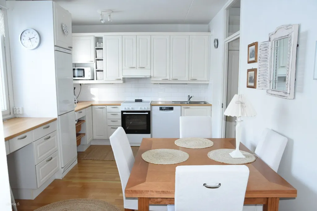 Salle à manger - Bright Apartment with Glazed Balcony in Espoo