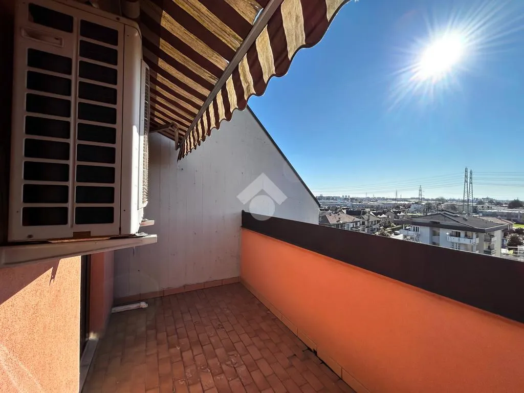 Balcon - Four-Room Apartment with Pool in Settimo Milanese