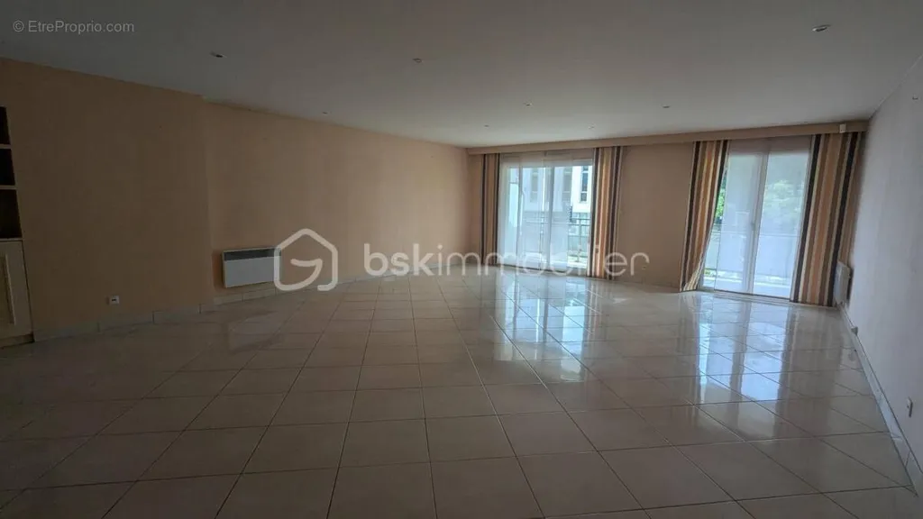 Living Room - Bright Apartment with Double Garage in Petit Chantilly, Orvault