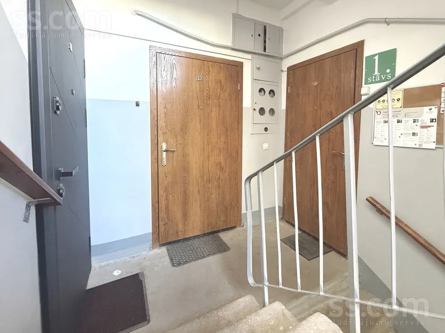 Esik - Renovated Flat with Library in Saldus Centre