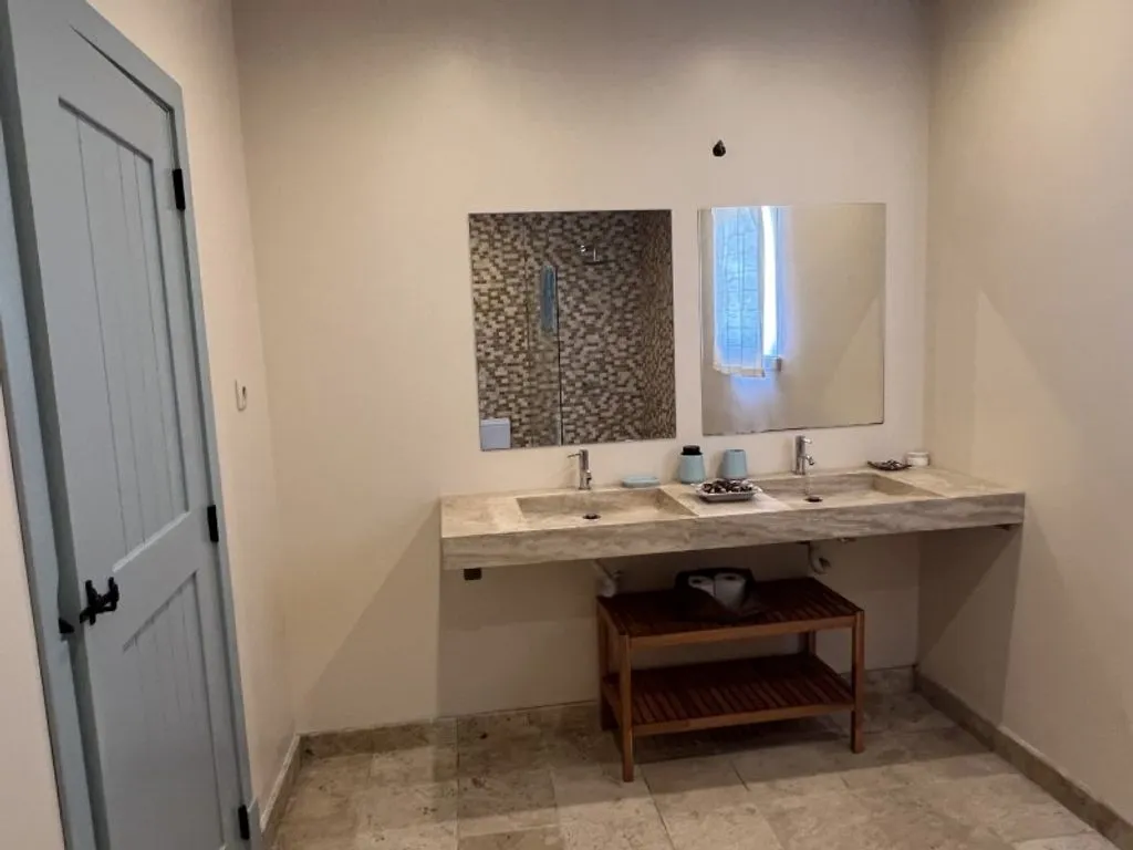 Vannitoad - Luxury Farmhouse with Traditional Architecture in Advagar