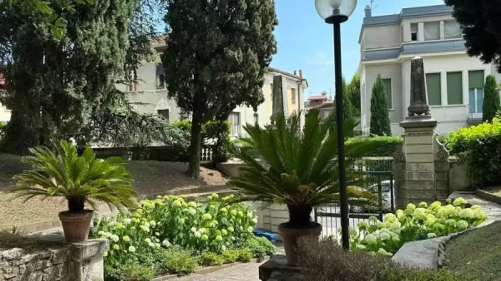 Aed - Spacious Trilocale in Historic Park, Brescia