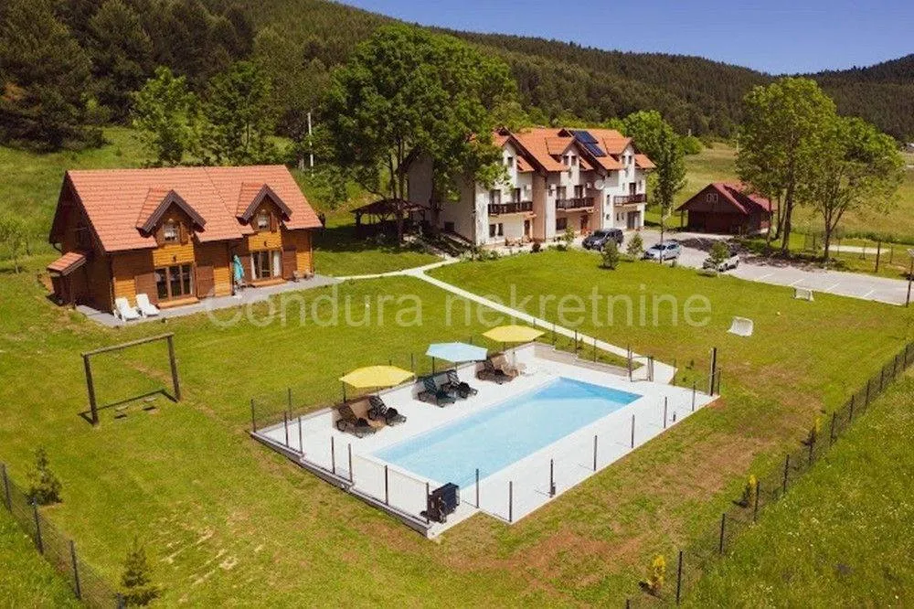 Vue aérienne - Commercial-Residential Complex with Pool in Donji Babin Potok