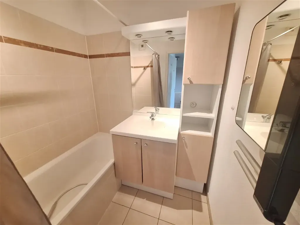Bagni - 3-Bedroom Apartment with Balcony in Beaumont