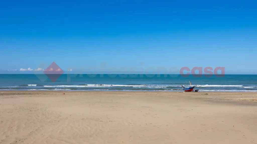 Seafront Apartment with Private Courtyard in Ardea