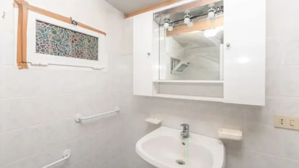 Salles de bain - Rustic Cottager with Wood-Burning Oven in Valle San Bartolomeo