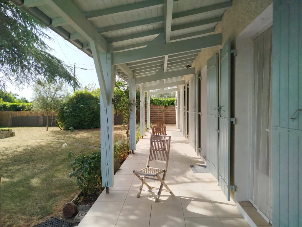 Terrace - Family House with Pool in Quiet Area