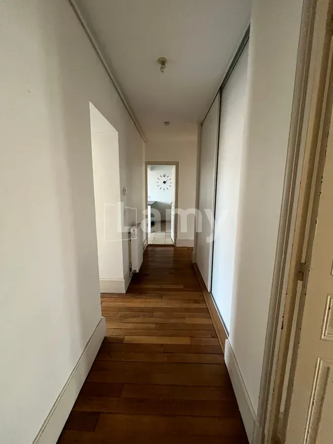 Entrée - Appartement avec Balcon et Vue Dégagée au Centre de Dijon
