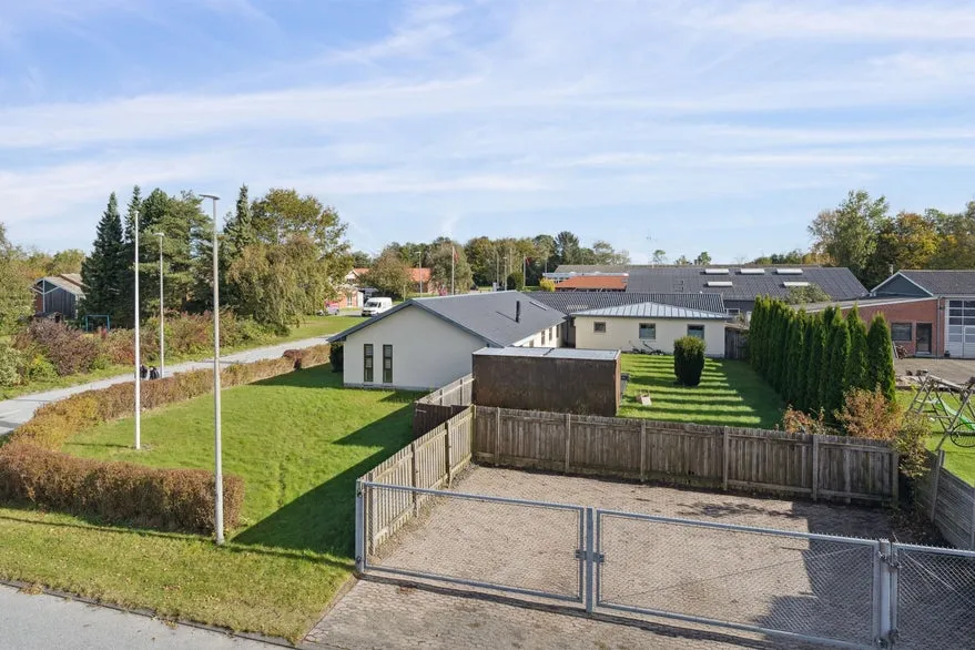 Õhuvaade - Mixed-Use Property with Industrial Kitchen in North Randers