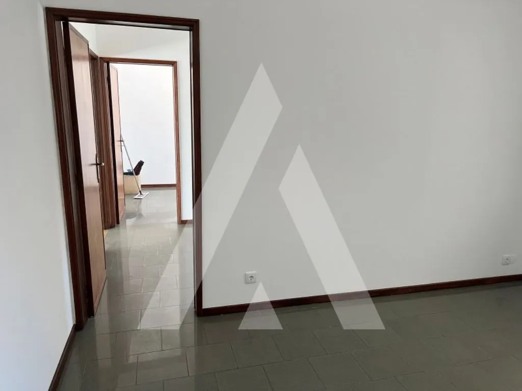 Esik - Luxury Villa with Construction Feasibility in Aveiro