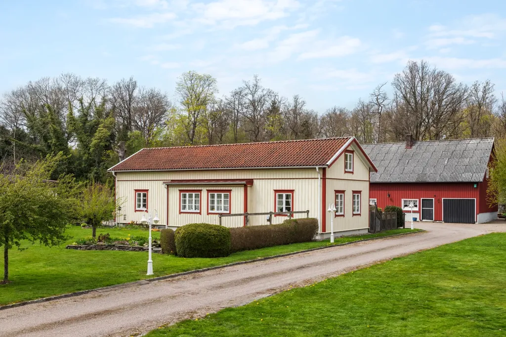 Välivaade - 1900s Villa with Garden in Veddige