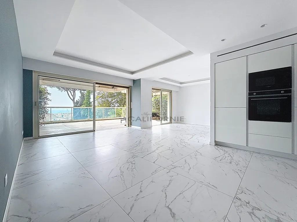 Living Room - 3-Piece Apartment with Sea View in Le Cannet